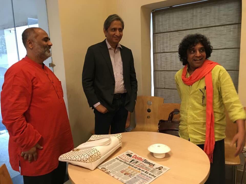 Girish Makwana with journalist Ravish Kumar after the show discussion at the New Delhi special screening